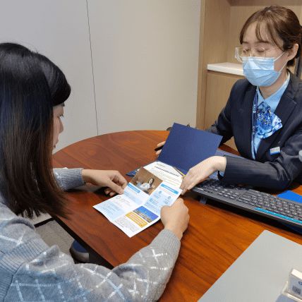 連扳三局展雄風，大逆轉國羽勇奪首金；養老服務暖人心，銀齡歲月映華章